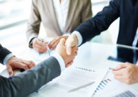 Ludzie podający sobie dłonie